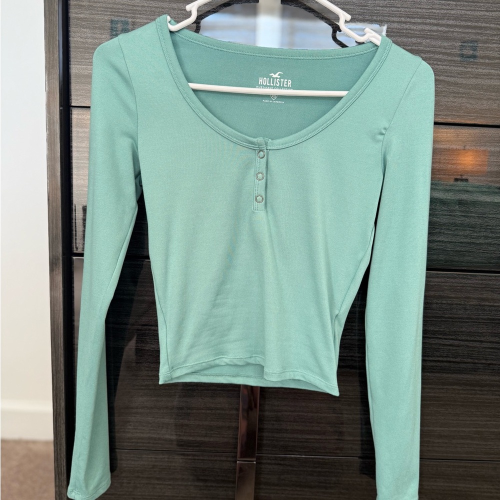 Hollister Must Have Collection Long Sleeve Tee